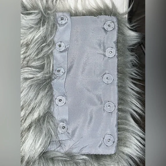 NWT! Ann Taylor Loft Women’s Grey Faux Fur Gaitor Scarf - Picture 4 of 9